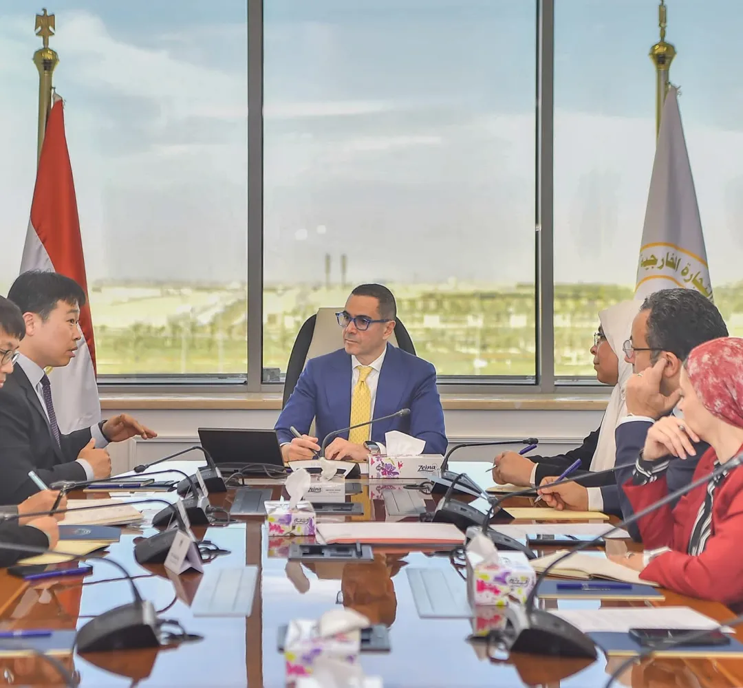 وزير الاستثمار يلتقى الرئيس التنفيذى لشركة سامسونج لاستعراض مشروعاتها بالسوق المصرى