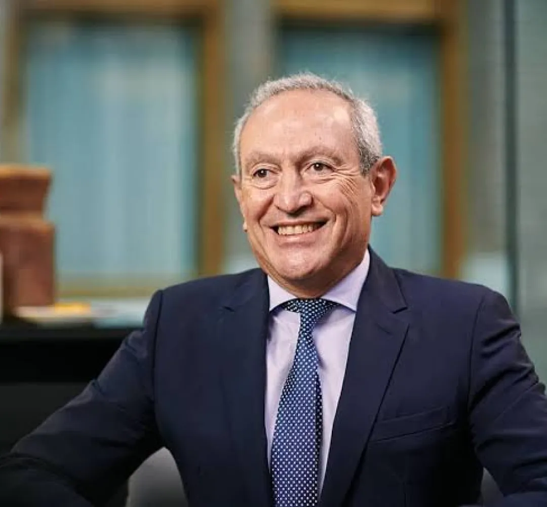 ناصف ساويرس يغادر بريطانيا وينتقل إلى إيطاليا بشكل رسمى