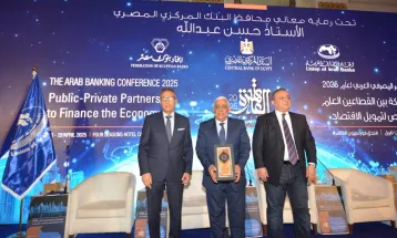 اتحاد المصارف العربية يكرّم أشرف القاضى الرئيس التنفيذى للمصرف المتحد