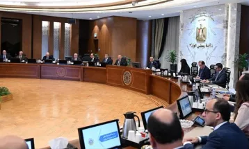 رئيس الوزراء يترأس اجتماع المجلس الأعلى لصناعة السيارات