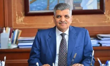 الفريق أسامة ربيع: لا توجد سفن تمر مجانًا من قناة السويس والسفن المصرية بتدفع رسوم