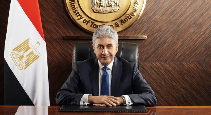 بالتنسيق مع وزير الطيران.. وزير السياحة يتابع أعمال غرفة عمليات انتظام الحركة السياحية فى مصر