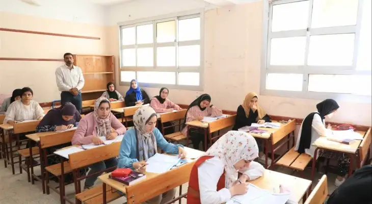 رغم ارتفاع التكلفة.. السباق إلى الجامعة بين الثانوية العامة والشهادات المعادلة.. تكافؤ فرص أم هروب من البعبع؟!