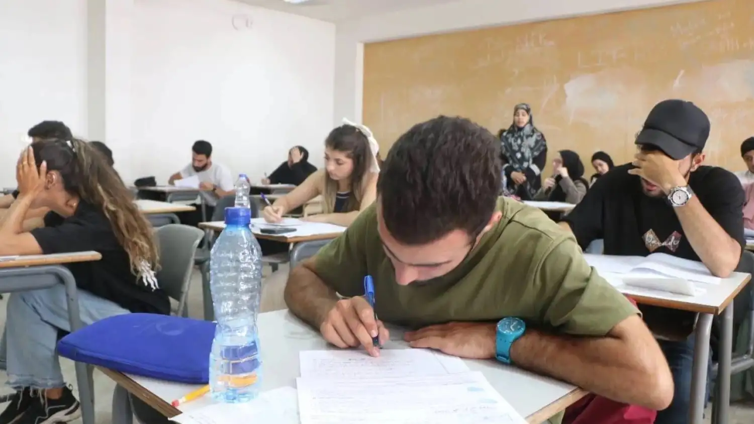 رغم ارتفاع التكلفة.. السباق إلى الجامعة بين الثانوية العامة والشهادات المعادلة.. تكافؤ فرص أم هروب من البعبع؟!