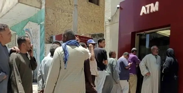 أزمة كل عيد.. زحام على ماكينات ATM.. والمواطنون تشتكى من نفاذ النقود والأعطال.. والنواب يتدخل